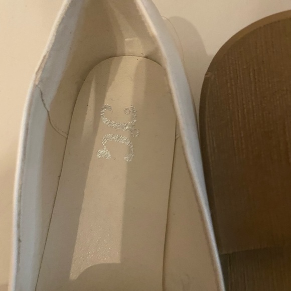 Journee Collection white shoes with black ribbon front size 10 NWT - Picture 7 of 7